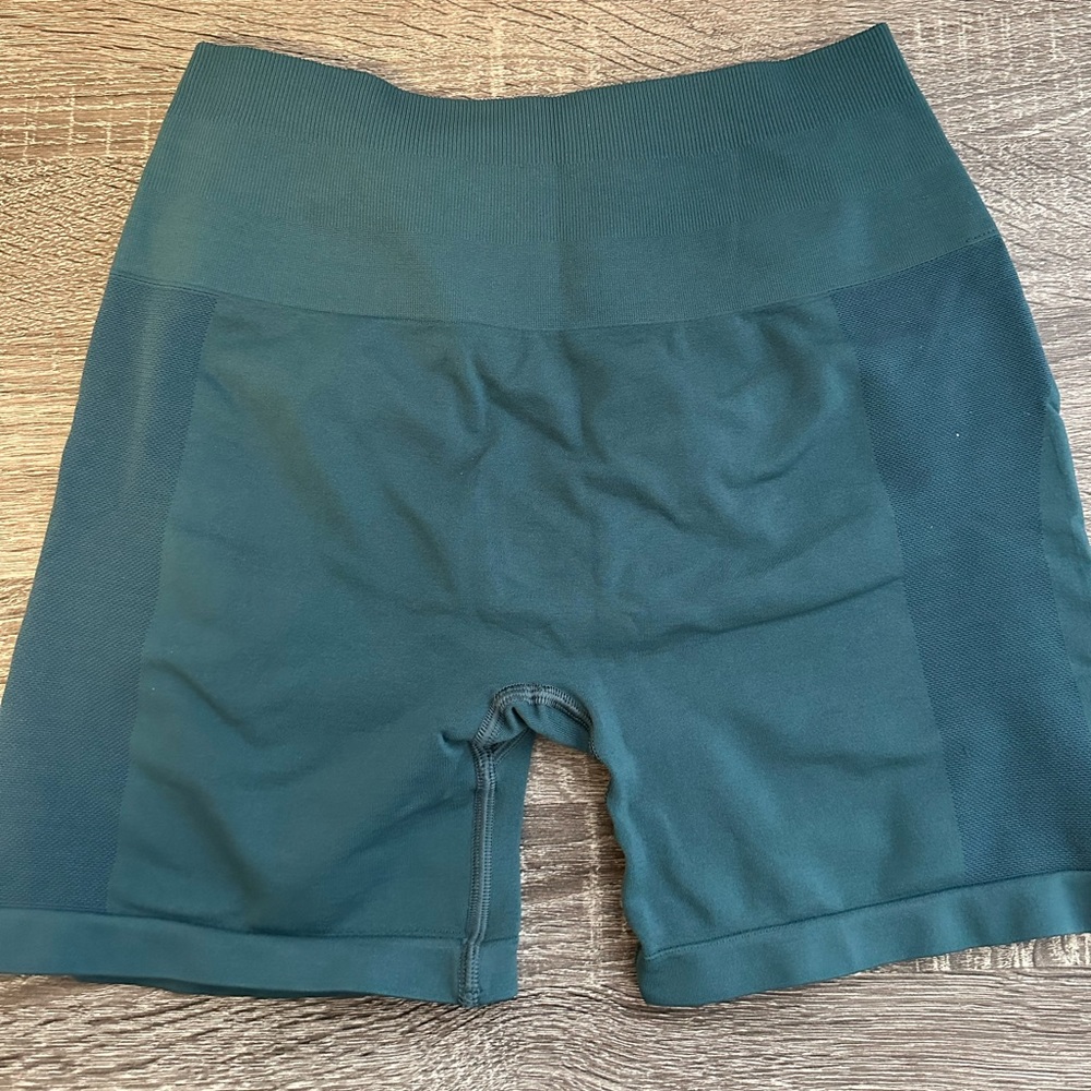 alphalete amplify 4.5in shorts- size medium, pier blue
